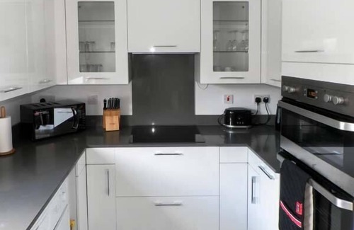 Storwood Cottage | LILLIEPUT LODGE, family friendly, with open fire in Melbourne