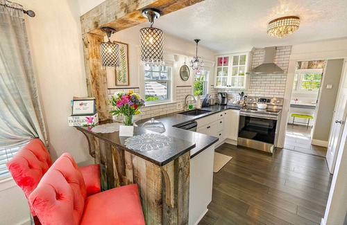 Jacksonville Cottage | Lily Pad - #1 BEST LOCATION, STUNNING, ROMANTIC, FULL KITCHEN, OUTDOOR FIRE PIT