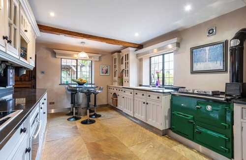 Pulborough Villa | Lily Ponds Cottage - Four Bedroom Villa, Sleeps 7