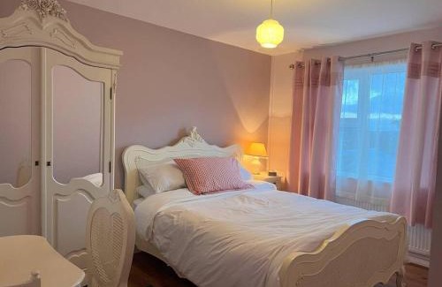 Buncrana House | LILY'S LODGE - Beautiful Central Buncrana Home