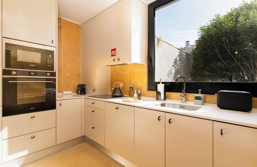 Santo Antonio Apartment | Limehome Lisbon Eca de Queiroz