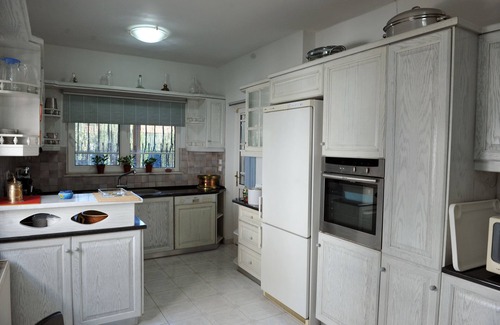 Lagonissi House | Linares Summerhouse is a family friendly residence in the Athenian Riviera.