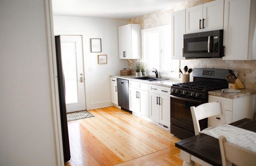 Lakeside House | Lincoln 1 - Cozy porch, escape to Muskegon for a Scenic, colorful Fall getaway
