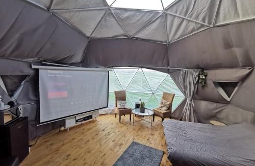 Market Rasen Apartment | Lincoln Star Dome, Hot tub, BBQ