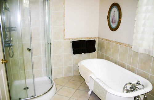 New London Bed & Breakfast | Linden Homestead: Modern Queen Bed B&B suite in Century Farm House