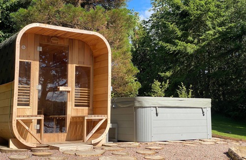 County Cavan Cottage | Linden Lodge, Dog-friendly, Adults only.Great getaway Hot Tub, Sauna & Kayaks.nn