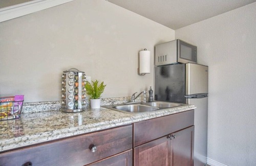 Woodmoor House | Lindenmere Retreat! Private Suite w Fire Pit