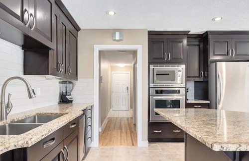 Banff Trail House | "Linen & Morley" 3 Bd W Huge Yard & 2 Living Rooms