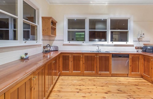 Allansford House | Linen, WiFi, Family Homestead, Wood Fireplace, River, Deck