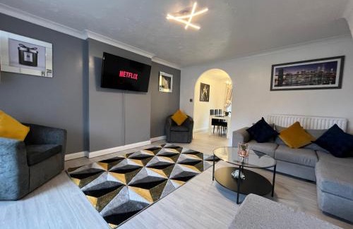 Branston House | Lingfield House - Spacious 3 Bed Home From Home in Burton