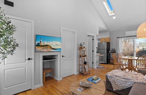Patchogue Cottage | Linnie's Cottage- Newly Renovated 2 bedroom retreat in Patchogue. Walk to Ferry.