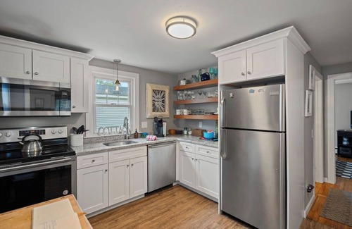 Southwick House | Linny's Lakeview Cottage - Cozy, fun & updated