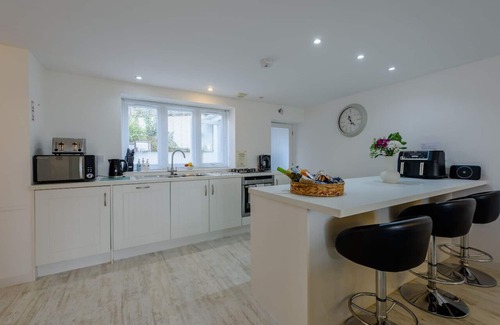 Instow House | Linwood - Four Bedroom House, Sleeps 8