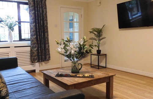 Hoole Apartment | Lion House Chester - Very Near Zoo & Ideal for City - Sleeps Up to 7