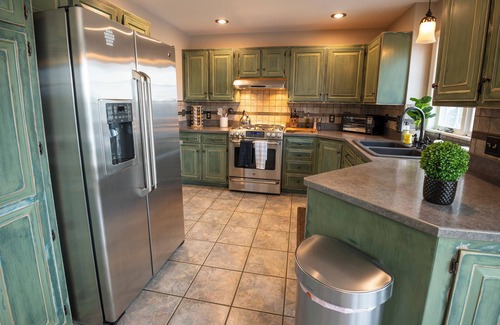 Reedsville House | Lions Den. Pool-Hot Tub-EspressoBar-Stadium 30 Min