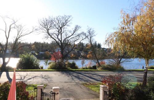 Gorge -Tillicum Area House | Lipton Place by Elegant Waterfront