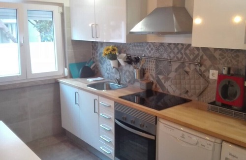Costa de Caparica Apartment | Lisbon Beach Apartments 1.500-metre beach, terrace-barbecue, pets welcome.