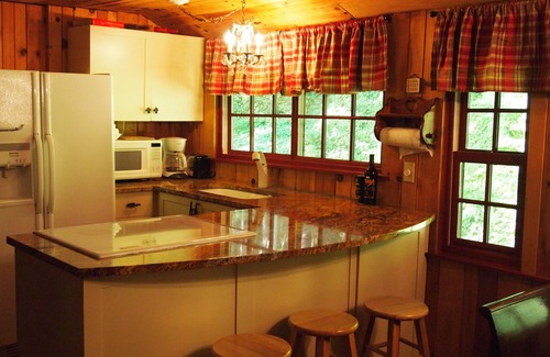Fairview Cabin | Lissie Wright’s Cabin, Est 1895. Scenic Creek, 7.5 Acres, 15 min to Downtwn AVL