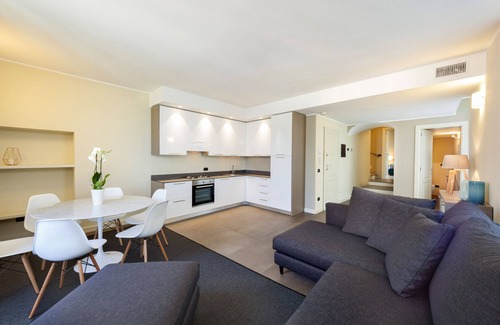 Bellagio Apartment | LISZT TOWER by KlabHouse-3BR Lakefront w/Terrace & AC