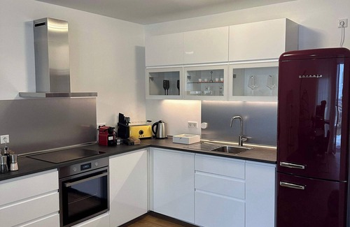 Sudliche Innenstadt Apartment | LiT LiVING: Luxus | Box SprIng | Parking | Garden