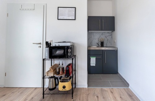 Rommelhausen Apartment | LiT LiVING: Luxus | Box SprIng | Kitchen | Parking