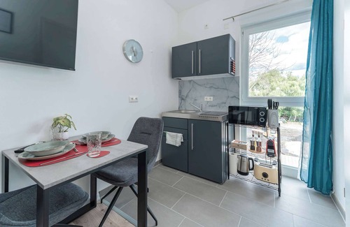Rommelhausen Apartment | LiT LiVING: Luxus | Box SprIng | Kitchen | Parking