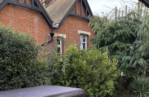 Broad Oak House | Little Acorns Bungalow Nestled just outside of City Centre