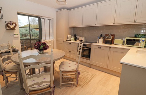 Stockbridge Cottage | LITTLE BARN, pet friendly, luxury holiday cottage in Stockbridge