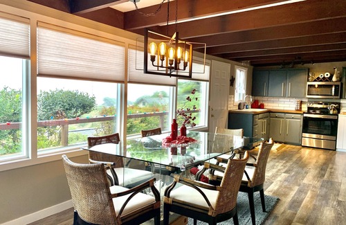 Florence House | Little Beach Bungalow - just two blocks to beach! WIFI. Partial ocean views