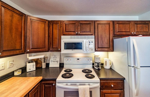 Gravois Mills House | Little Bearcat Bungalow – Right on the Ozark Waterfront! Perfect for Families