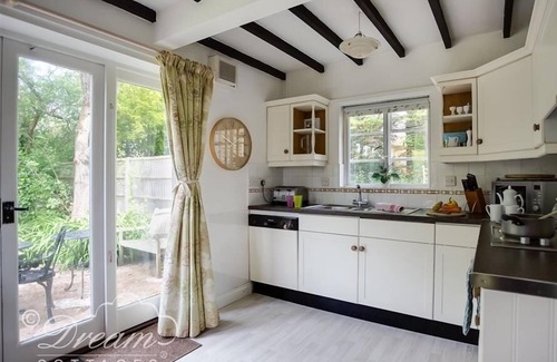 West Compton Cottage | LITTLE BERWICK COTTAGE, pet friendly in Burton Bradstock
