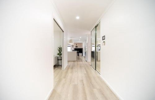 Pimpama House | Little Coastal Boho Home - Neverending Summer Fun near Themeparks & close to M1 exit