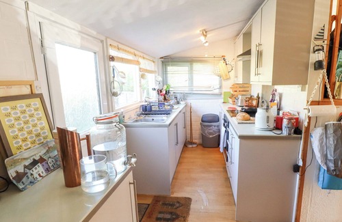 Grimsby Cottage | LITTLE EDEN BY THE SEA, pet friendly in Humberston, Lincolnshire