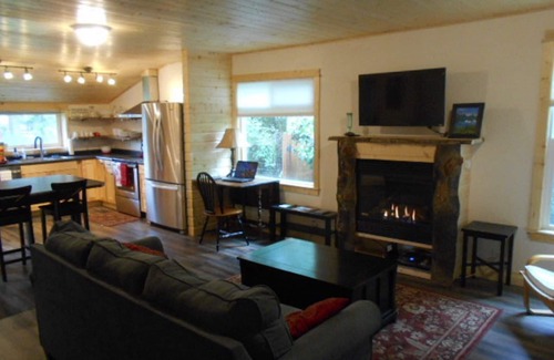 Columbia Falls House | Little House Under the Big Sky, 2 bedrm 2 bth near Glacier Park & Whitefish Mt.