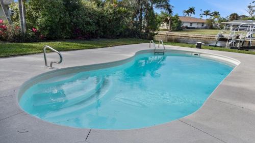 Caloosahatchee Villa | Little Paradise Top Location Yacht club area Pool
