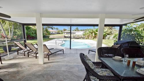 Caloosahatchee Villa | Little Paradise Top Location Yacht club area Pool