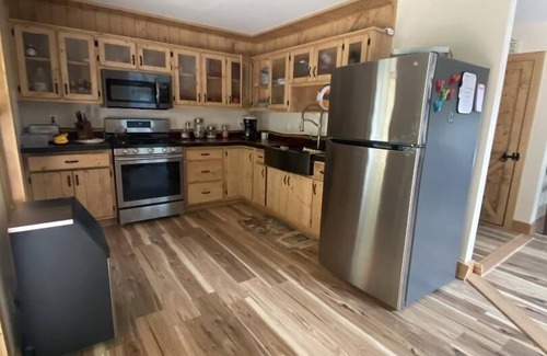 Manson House | Little Piece of Paradise, Kerr Lake, Private Dock and Pickleball court!