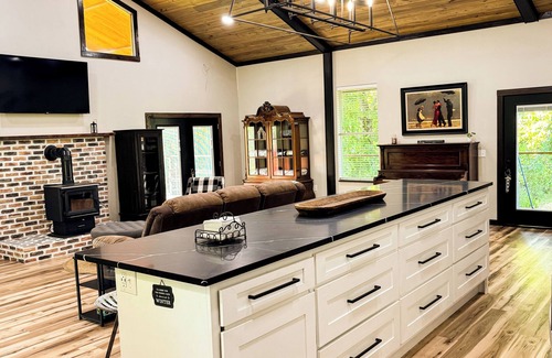 De Queen Cabin | Little River Retreat~ Peaceful Countryside Getaway