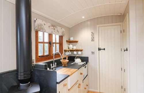 Umberleigh Cottage | LITTLE SILVER FOX, romantic, with hot tub in High Bickington