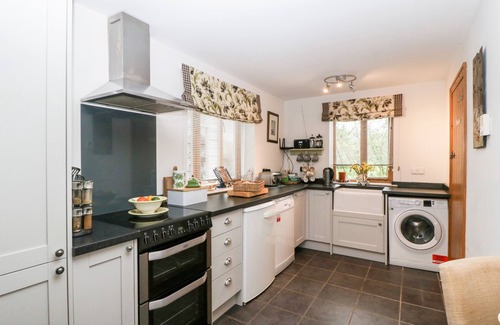 Blandford Saint Mary Cottage | LITTLE STABLES COTTAGE, pet friendly, with open fire in Spetisbury