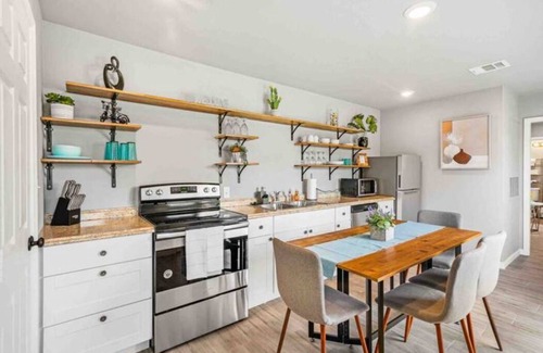 Humble House | Little Sweet House C near IAH airport