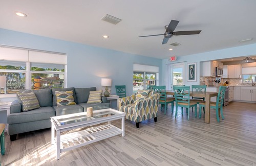 Little Venice House | Little Venice Beauty - 2 Bedrooms, waterfront, completely updated, dockage!