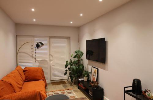 Carshalton South and Clockhouse Apartment | Little Vine - Beautiful Ground floor flat in South London