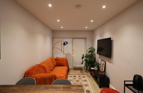 Carshalton South and Clockhouse Apartment | Little Vine - Beautiful Ground floor flat in South London
