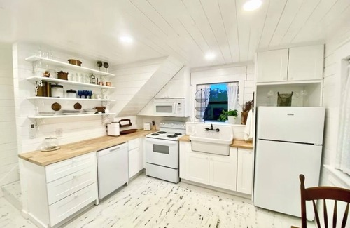 Sunset Cottage | Little White Barn - Private 20 Acre Escape w/Pond