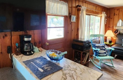 National City Cottage | Little Yellow Cottage - Beach - Little Island Laken