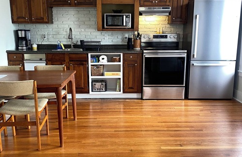 Littleton Apartment | Littleton center vintage themed 1 bed 1 bath. Walk to center.