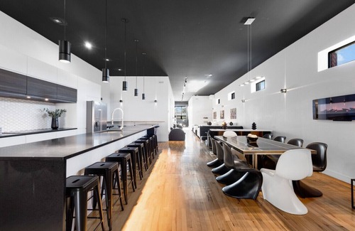 La Petite-Patrie Apartment | LiV MTL Plaza-2 Premium Bachelor Poker Foosball