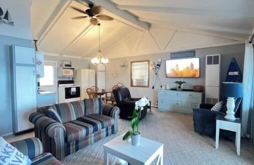 Howe Cottage | Live & Love Life on the Lake at Sunset Cottage!
