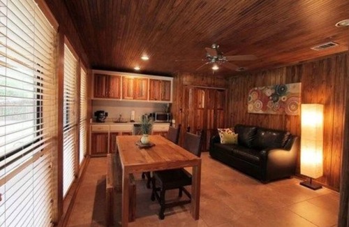 Uvalde Bed & Breakfast | Live Oaks Bed and Breakfast